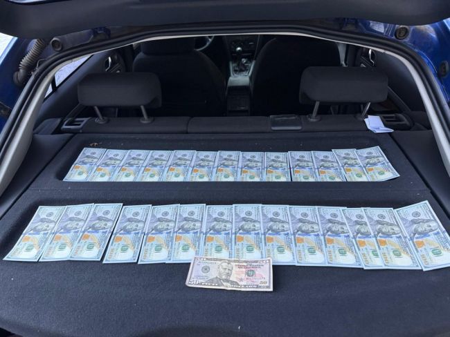 Правоохоронці викрили посадовця, який організував незаконне переміщення товарів через державний кордон