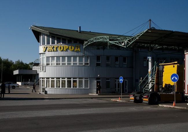 На кордоні зі Словаччиною викрили чоловіка, який намагався виїхати за сфальшованими документами