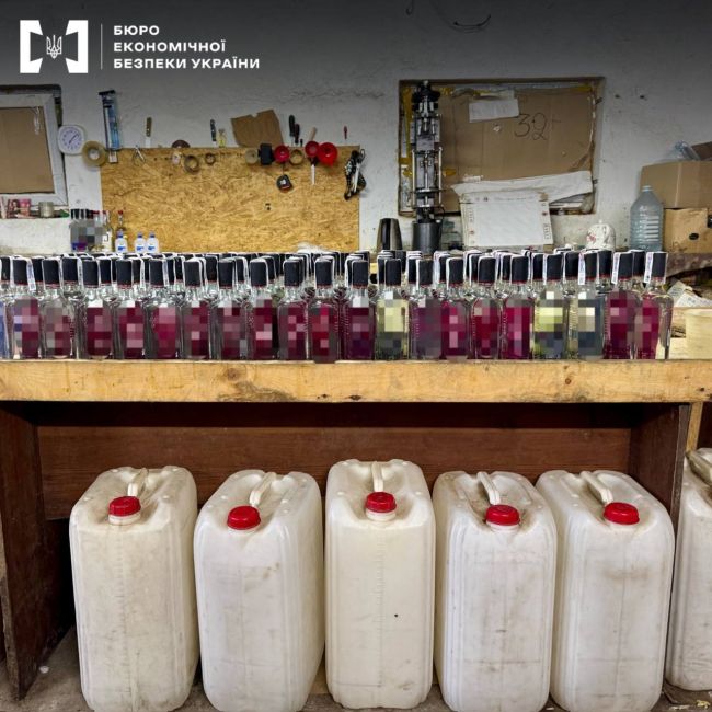 Антисанітарне виробництво та збут контрафактного алкоголю під виглядом сувеніру