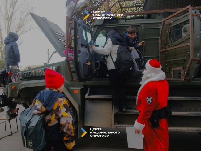 Свята дітей окупованої Херсонщини перетворили на військову демонстрацію