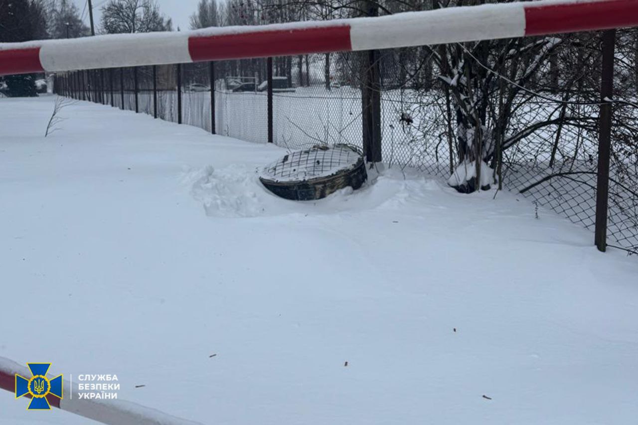 СБУ продемонструвала уламки «Орєшніка», яким рф атакувала Львівщину і кваліфікує цей удар як воєнний злочин