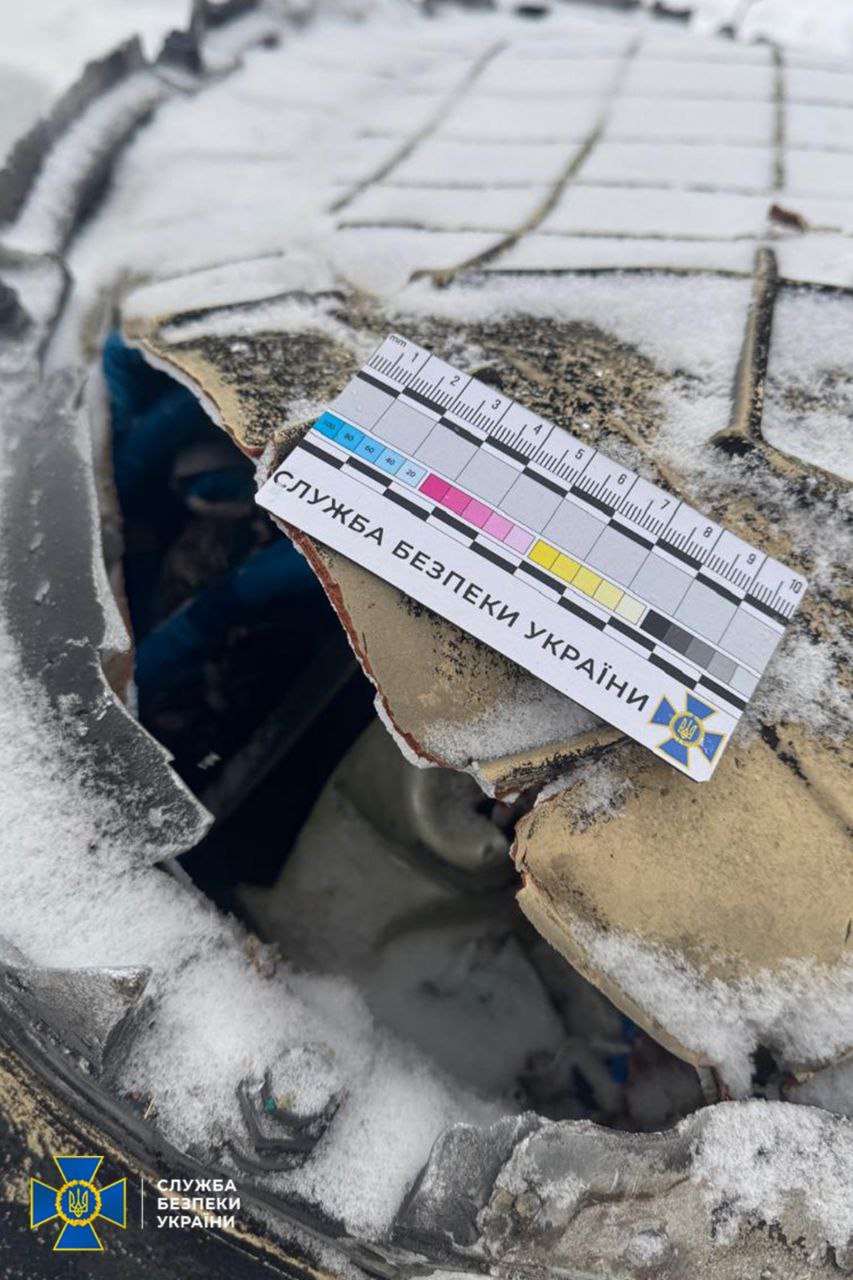 СБУ продемонструвала уламки «Орєшніка», яким рф атакувала Львівщину і кваліфікує цей удар як воєнний злочин