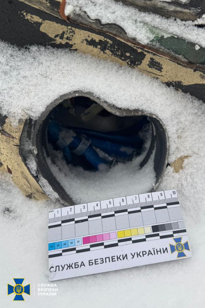 СБУ продемонструвала уламки «Орєшніка», яким рф атакувала Львівщину і кваліфікує цей удар як воєнний злочин