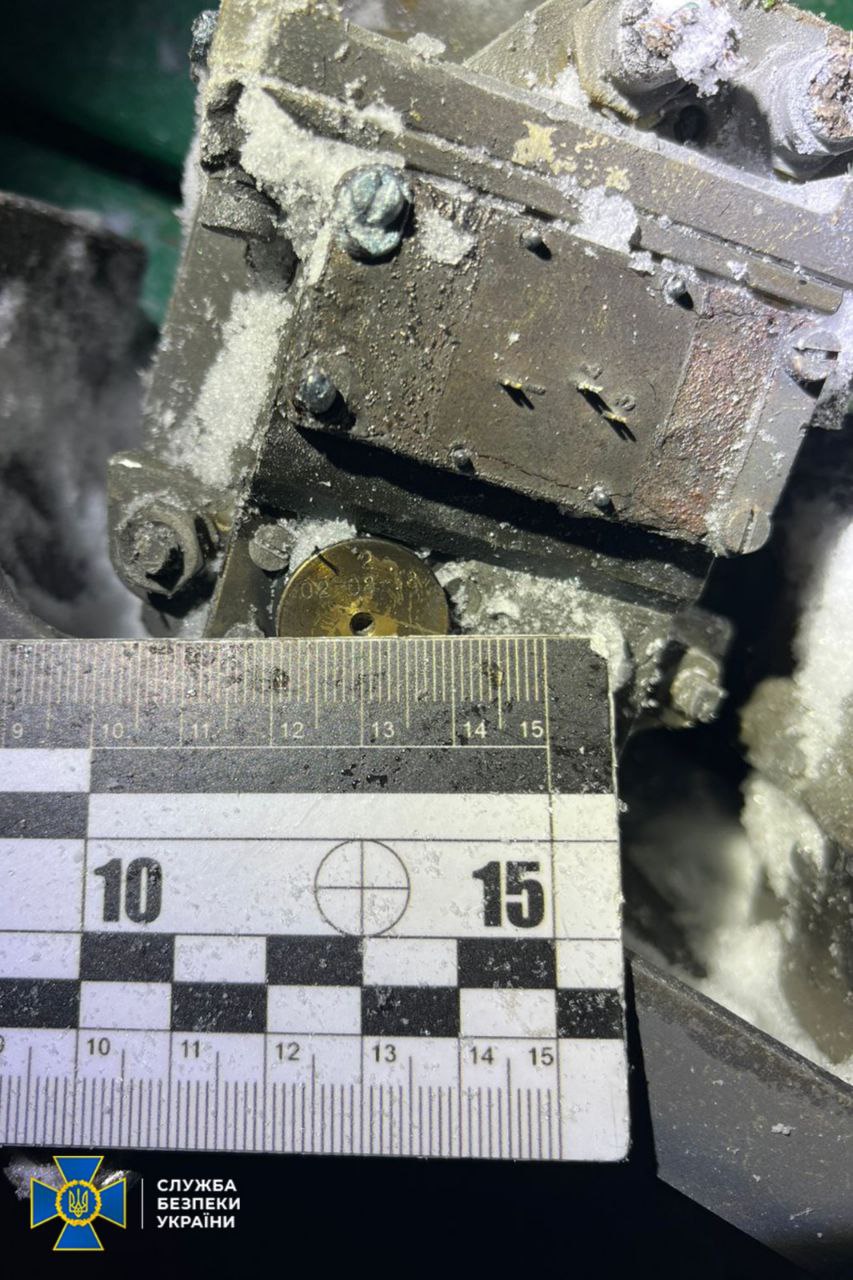СБУ продемонструвала уламки «Орєшніка», яким рф атакувала Львівщину і кваліфікує цей удар як воєнний злочин