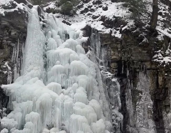 На Прикарпатті повністю замерз один із найвищих водоспадів України – Манявський
