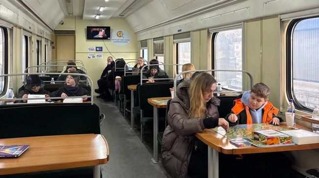 Укрзалізниця розгорнула на Київщині вагони незламності