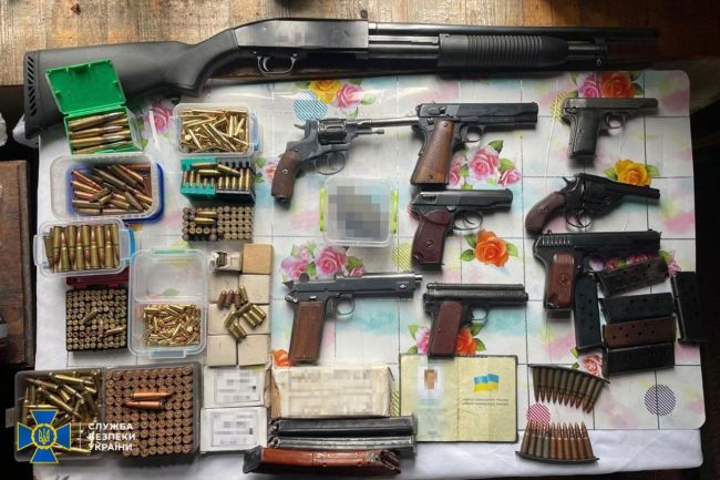 СБУ та Нацполіція викрили злочинне угруповання, яке намагалося продати одну із найбільших партій «трофейної» зброї за час повномасштабної війни