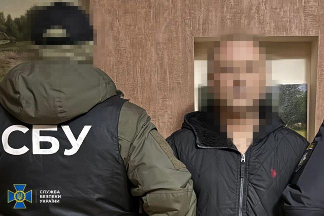 СБУ та Нацполіція викрили злочинне угруповання, яке намагалося продати одну із найбільших партій «трофейної» зброї за час повномасштабної війни СБУ та Нацполіція викрили злочинне угруповання, яке намагалося продати одну із найбільших партій «трофейної» зброї за час повномасштабної війни