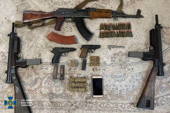 СБУ та Нацполіція викрили злочинне угруповання, яке намагалося продати одну із найбільших партій «трофейної» зброї за час повномасштабної війни СБУ та Нацполіція викрили злочинне угруповання, яке намагалося продати одну із найбільших партій «трофейної» зброї за час повномасштабної війни