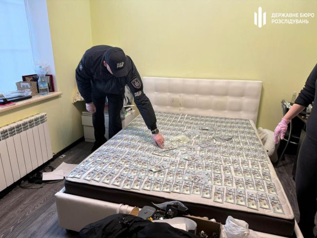 На Донеччині ДБР викрило командира відділення взводу, який намагався продати зброю, зокрема переносний ЗРК та два кулемети