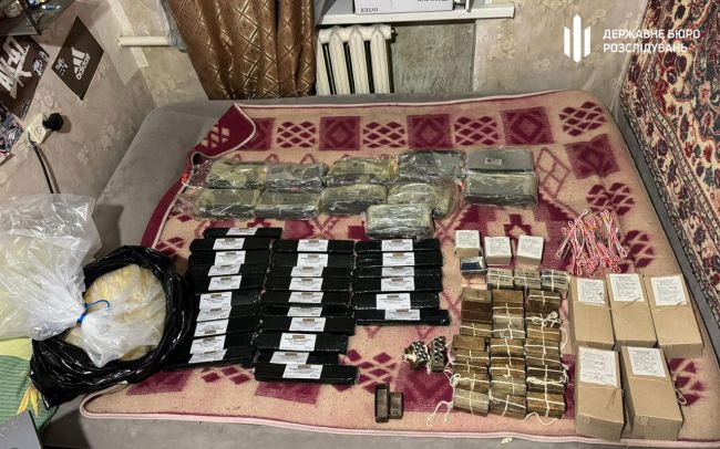 На Донеччині ДБР викрило командира відділення взводу, який намагався продати зброю, зокрема переносний ЗРК та два кулемети На Донеччині ДБР викрило командира відділення взводу, який намагався продати зброю, зокрема переносний ЗРК та два кулемети