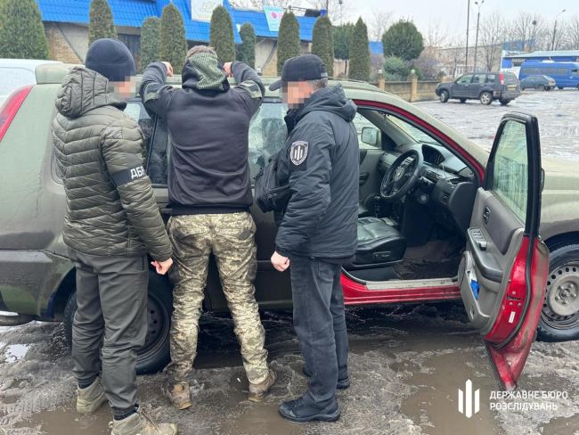 На Донеччині ДБР викрило командира відділення взводу, який намагався продати зброю, зокрема переносний ЗРК та два кулемети На Донеччині ДБР викрило командира відділення взводу, який намагався продати зброю, зокрема переносний ЗРК та два кулемети