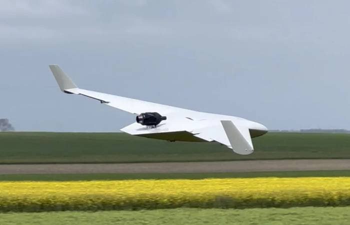 Французька компанія EOS Technologies передала Україні на тестування ударні БпЛА Veloce 330 та Rodeur 330 — France24.