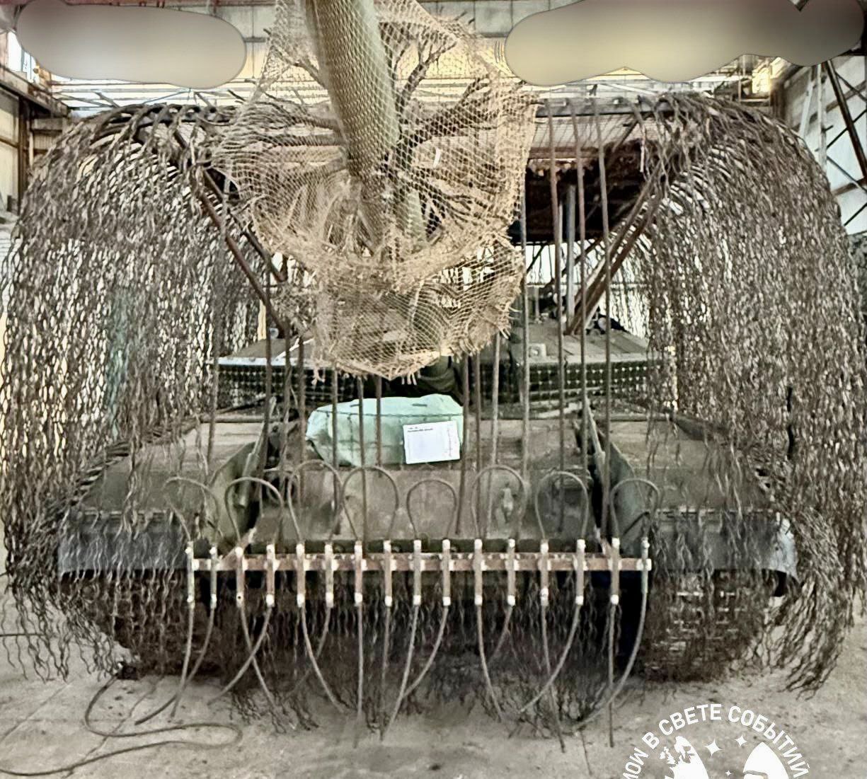 Фото дня - российский танк-черепаха с наваренной защитой на орудии