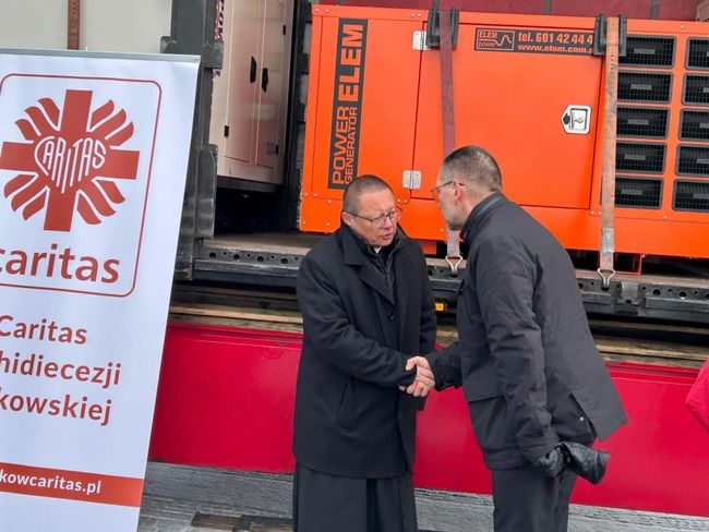 Краківська Архієпархія передала Києву третій гуманітарний конвой із генераторами та продуктами харчування