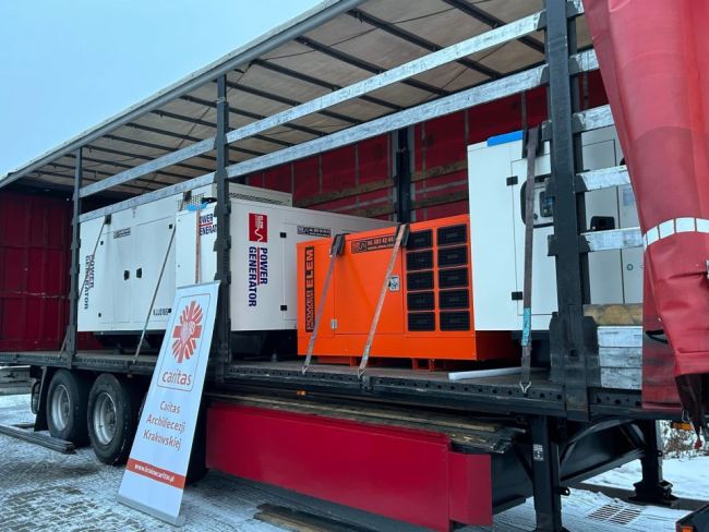 Краківська Архієпархія передала Києву третій гуманітарний конвой із генераторами та продуктами харчування