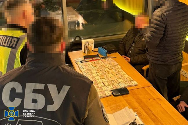 СБУ та Нацполіція затримали посадовця КМДА, який вимагав «відкат» за поставку навчального обладнання до київських шкіл