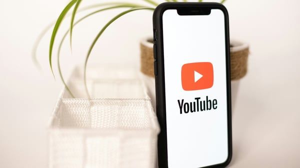 YouTube запустив автоматичний ШІ-дубляж українською — як увімкнути