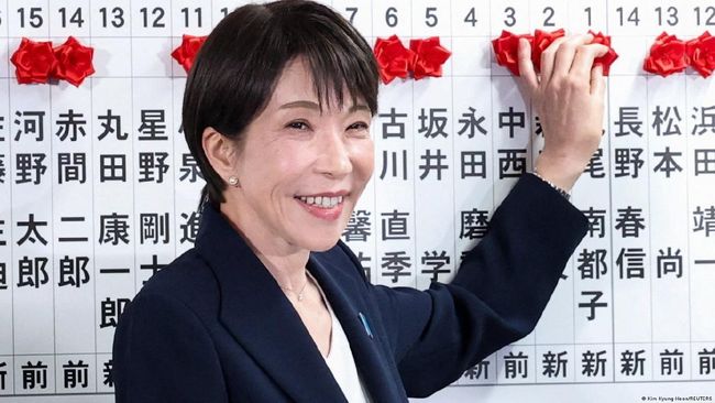 У Японії на виборах перемагає партія премєрки Такаїті