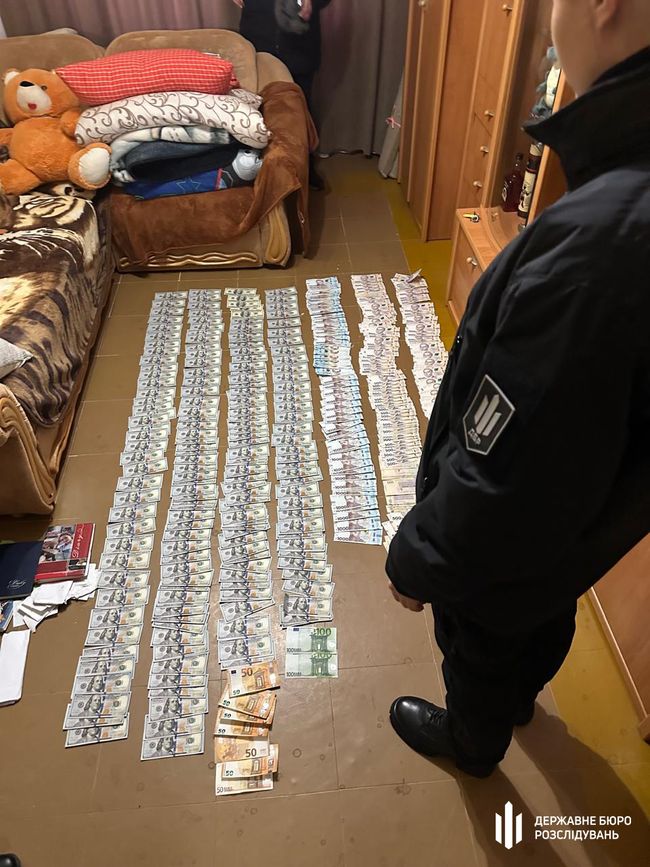 Гнилі продукти для військових і мільйонні відкати. ДБР викрило корупцію на постачанні харчів для ЗСУ на Дніпропетровщині (ВІДЕО)