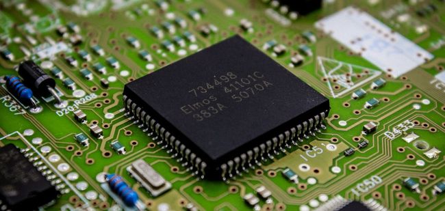 Увесь світ охопила війна за чипи: ціни на техніку в Україні можуть різко зрости