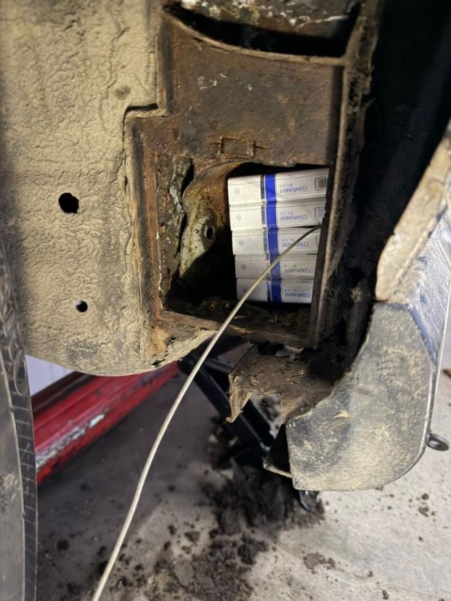 Українець заховав сигарети в порогах свого авто (ВІДЕО) Українець заховав сигарети в порогах свого авто (ВІДЕО)