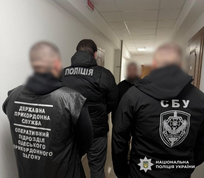 Прикордонники викрили двох одеситів, причетних до організації незаконного переправлення чоловіків мобілізаційного віку через кордон