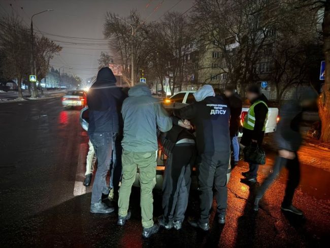 13,5 тисячі євро з людини: прикордонники затримали організаторів нелегального виїзду (ВІДЕО)