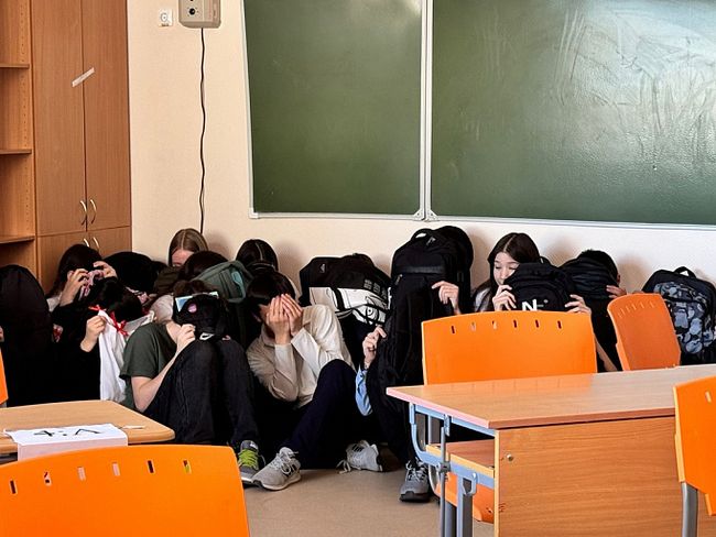 На росії посилюють нагляд за підлітками: школи моніторять соцмережі, а відповідальність перекладають на вчителів