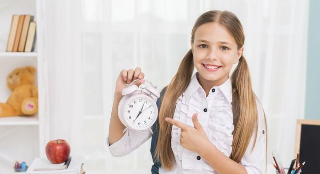 Діти не вміють визначати час за годинником зі стрілками: що показала заборона смартфонів у школах Нью-Йорка