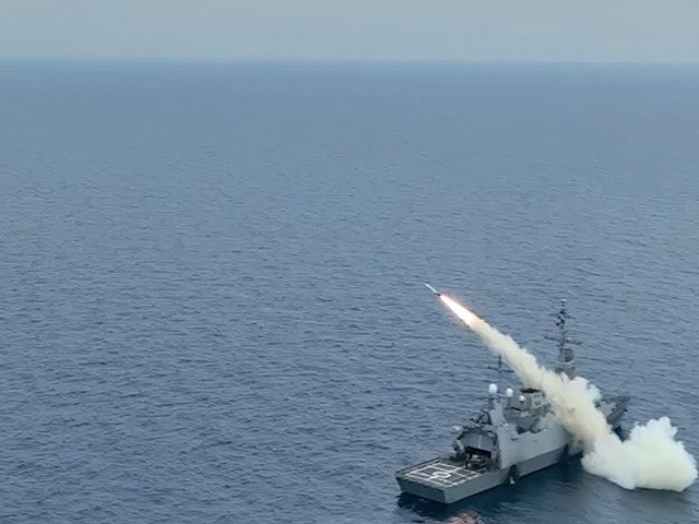 российские военные корабли идут к Ирану — в шаге от американских сил