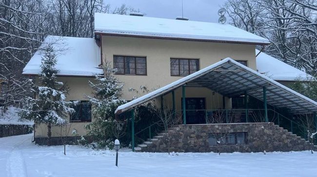 На Закарпатті правоохоронці виявили незаконно побудований депутатом готель