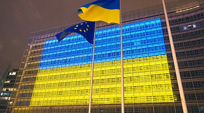 У четверту річницю великої війни Європа  ̶с̶к̶л̶а̶л̶а̶ ̶п̶а̶п̶е̶р̶о̶в̶и̶х̶ ̶ж̶у̶р̶а̶в̶л̶и̶к̶і̶в̶ засяяла синьо-жовтими кольорами