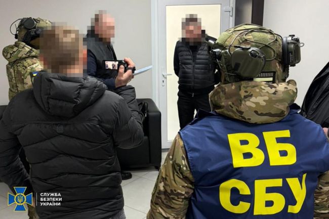 Внутрішня безпека СБУ викрила на оборудках з оборонними коштами високопосадовця Повітряних Сил ЗСУ та очільника управління Служби безпеки у Житомирській області Внутрішня безпека СБУ викрила на оборудках з оборонними коштами високопосадовця Повітряних Сил ЗСУ та очільника управління Служби безпеки у Житомирській області