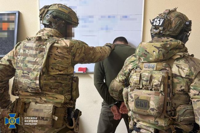 Внутрішня безпека СБУ викрила на оборудках з оборонними коштами високопосадовця Повітряних Сил ЗСУ та очільника управління Служби безпеки у Житомирській області Внутрішня безпека СБУ викрила на оборудках з оборонними коштами високопосадовця Повітряних Сил ЗСУ та очільника управління Служби безпеки у Житомирській області