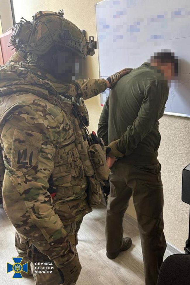 Внутрішня безпека СБУ викрила на оборудках з оборонними коштами високопосадовця Повітряних Сил ЗСУ та очільника управління Служби безпеки у Житомирській області Внутрішня безпека СБУ викрила на оборудках з оборонними коштами високопосадовця Повітряних Сил ЗСУ та очільника управління Служби безпеки у Житомирській області