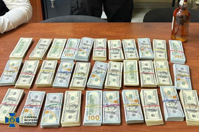 Внутрішня безпека СБУ викрила на оборудках з оборонними коштами високопосадовця Повітряних Сил ЗСУ та очільника управління Служби безпеки у Житомирській області Внутрішня безпека СБУ викрила на оборудках з оборонними коштами високопосадовця Повітряних Сил ЗСУ та очільника управління Служби безпеки у Житомирській області