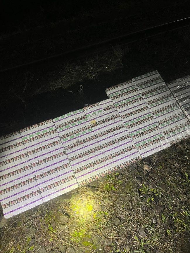 У потягу з вантажем котунів відкопали сигарети (ВІДЕО)