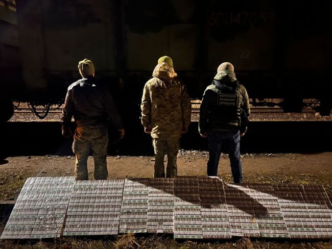 У потягу з вантажем котунів відкопали сигарети (ВІДЕО)