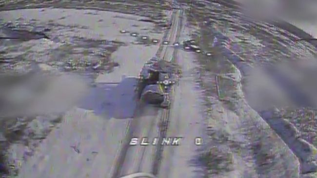 Вранішнє поле на Донеччині. Два ворожі танки. І дрони «Фенікса» (ВІДЕО)