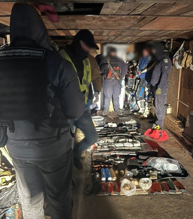 Прикордонники з поліцейськими вилучили арсенал вогнепальної зброї та боєприпасів