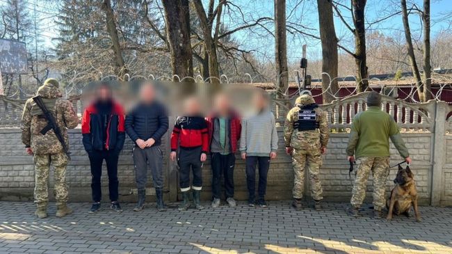 На кордоні зі Словаччиною затримали групу порушників (ВІДЕО) На кордоні зі Словаччиною затримали групу порушників (ВІДЕО)
