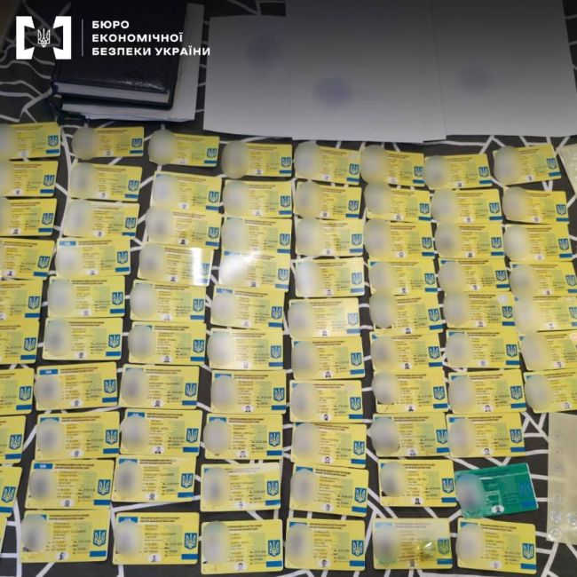 Детективи ТУ БЕБ у Чернівецькій області викрили групу осіб, які виготовляли та збували підроблені посвідчення водія з голографічними захисними елементами Детективи ТУ БЕБ у Чернівецькій області викрили групу осіб, які виготовляли та збували підроблені посвідчення водія з голографічними захисними елементами