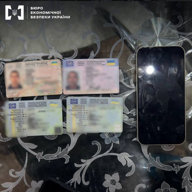 Детективи ТУ БЕБ у Чернівецькій області викрили групу осіб, які виготовляли та збували підроблені посвідчення водія з голографічними захисними елементами Детективи ТУ БЕБ у Чернівецькій області викрили групу осіб, які виготовляли та збували підроблені посвідчення водія з голографічними захисними елементами