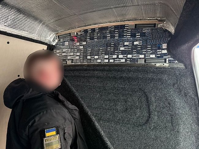На кордоні з Румунією виявили другий мікроавтобус з прихованими сигаретами (ВІДЕО)