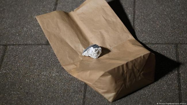 У німецькому місті Кобленц упав метеорит і пробив дах будинку — ніхто не постраждав, пише Tagesspiegel