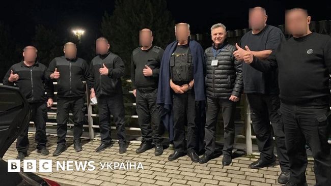 Сімох інкасаторів Ощадбанку, затриманих в Угорщині, 28 годин тримали в кайданках і перевозили із завʼязаними очима