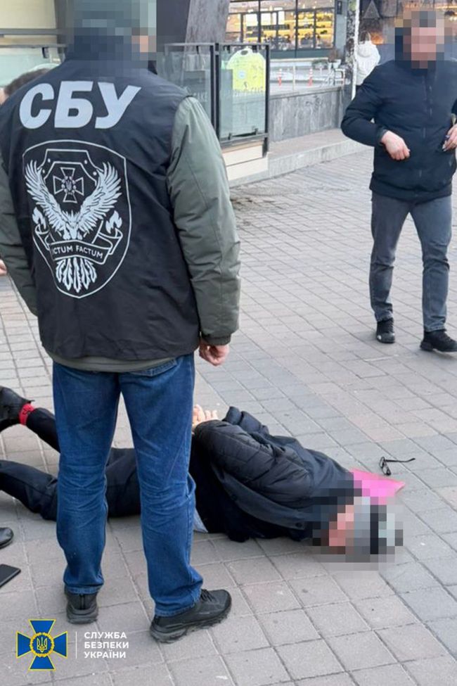 СБУ та Нацполіція викрили на хабарі керівництво одного із ключових підприємств, відповідального за ремонт доріг в Україні