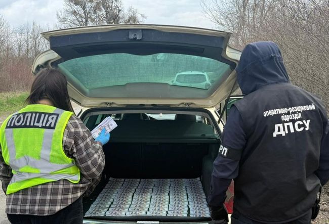 12 тисяч доларів за «переправу»: прикордонники ліквідували канал незаконного перетину кордону (ВІДЕО)