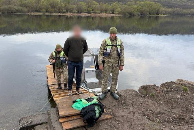Харків’янин із рюкзаком за плечима пустився в крижаний Дністер заради перетину кордону Харків’янин із рюкзаком за плечима пустився в крижаний Дністер заради перетину кордону